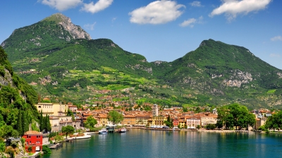 Riva del Garda am Gardasee (vencav / stock.adobe.com)  lizenziertes Stockfoto 
Infos zur Lizenz unter 'Bildquellennachweis'